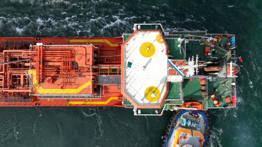 Deck and manifold of a vessel under BMA management, seen from above